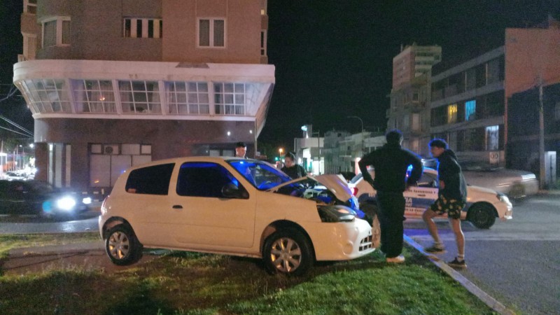 Accidente: choque entre dos autos en el centro