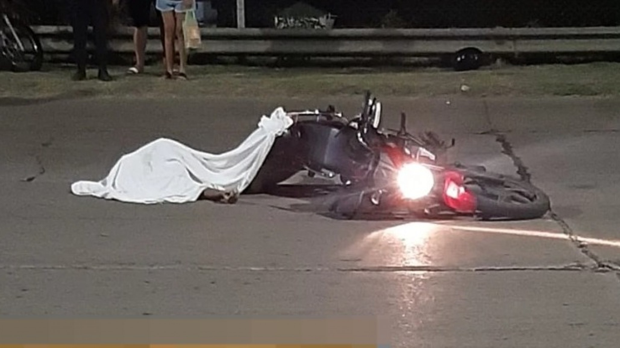 Tragedia: una chapa desprendida de un edificio mató a un motociclista