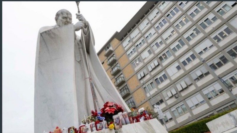 El papa Francisco mostró mejoría tras una noche estable, pero su estado sigue siendo delicado