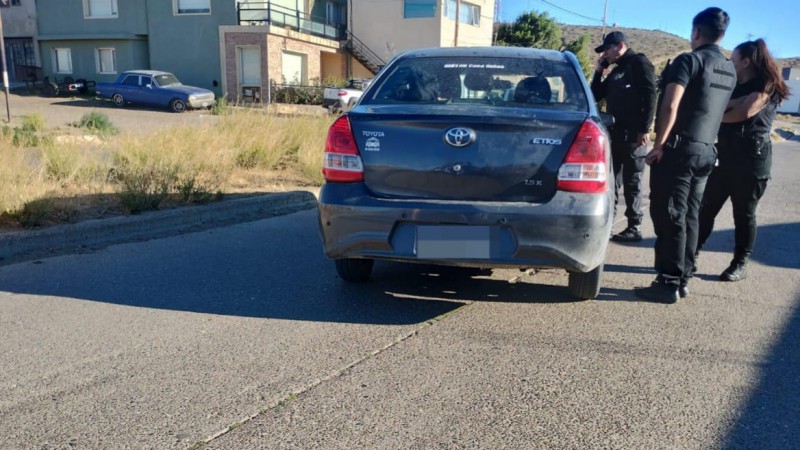 Recuperaron en Caleta Olivia un auto robado en Comodoro: lo usaban para cometer delitos
