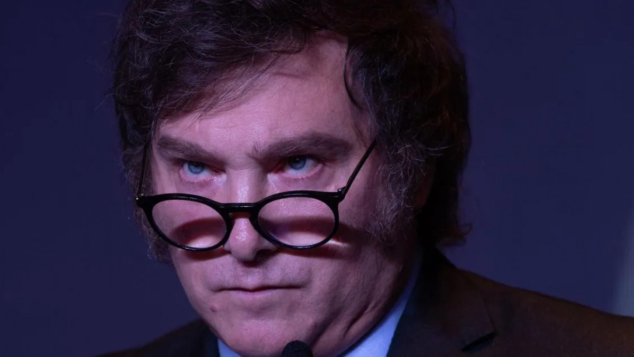 El biógrafo de Javier Milei volvió a apuntar contra Manuel Adorni y lo llamó "piojo resucitado"