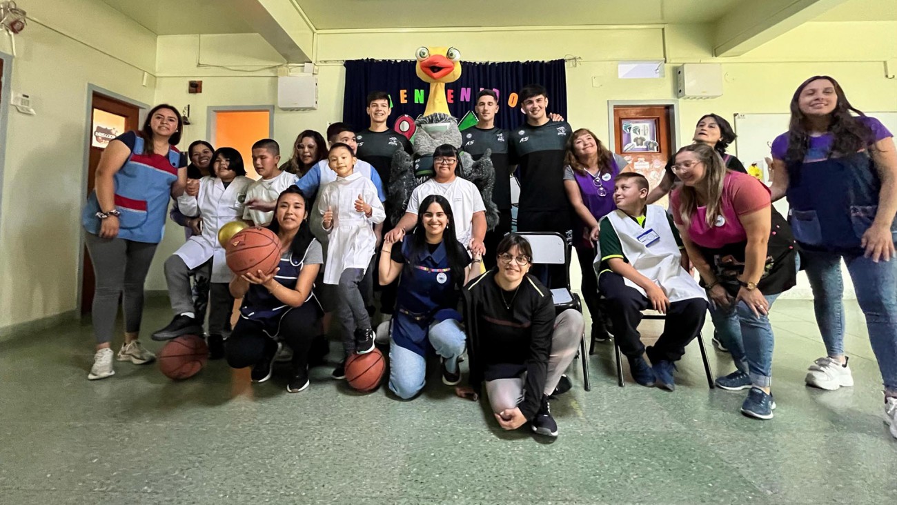 Jugadores de Gimnasia visitaron a los alumnos de la Escuela Especial N°501