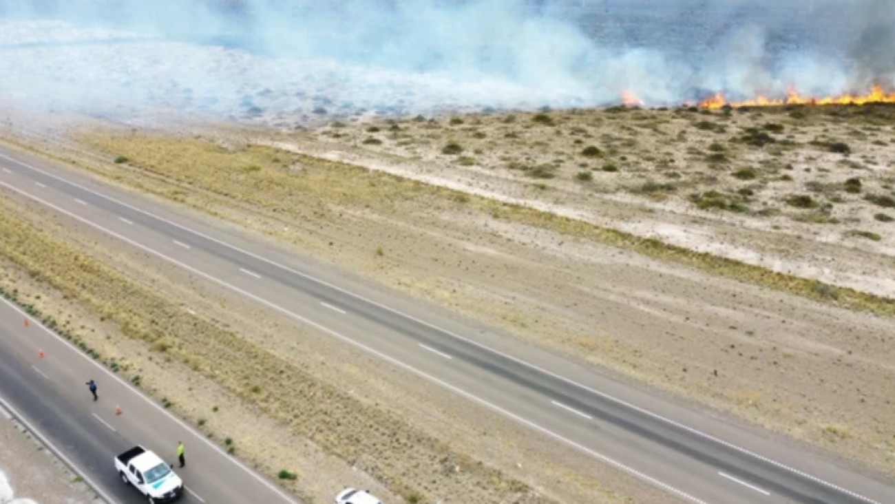 Siguen los trabajos para controlar el incendio en la Ruta 3 entre Madryn y Trelew