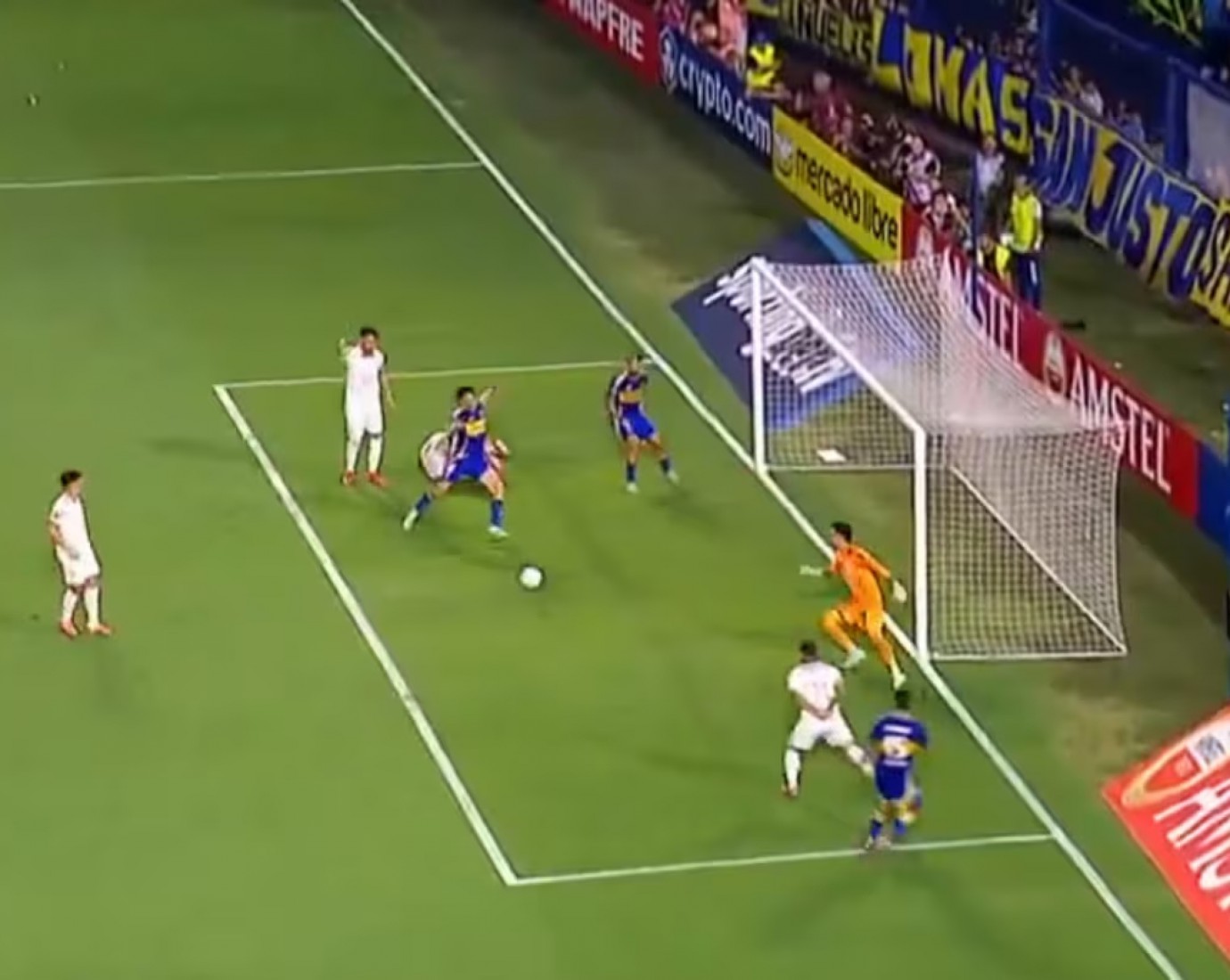 Cavani habló sobre el gol que erró ante Alianza Lima: "Lo vi mil veces"