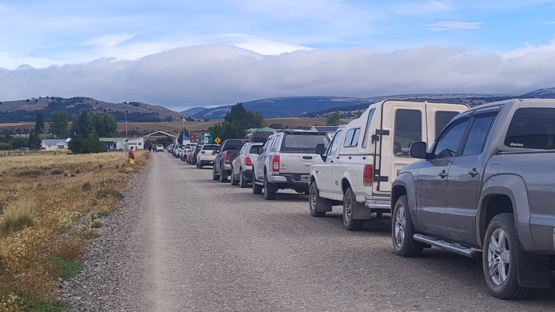 Cruce masivo a Chile: más de 500 autos por el paso fronterizo Huemules
