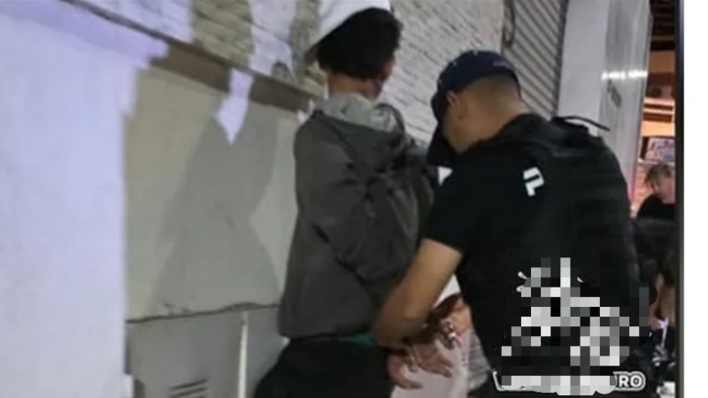 Un joven fue detenido tras robar ropa de un auto en pleno centro