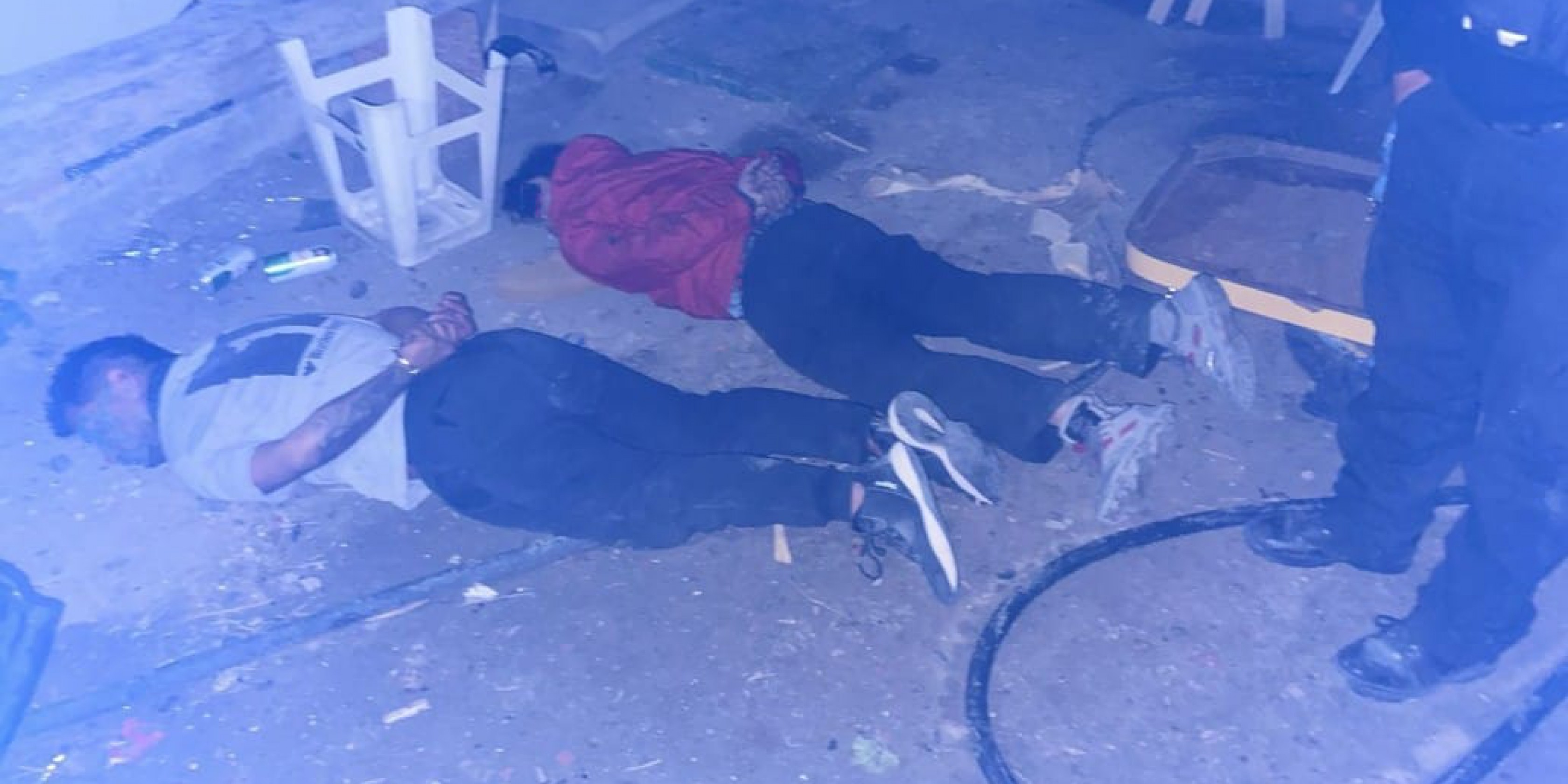 Detenidos tras persecución y disparos; se refugiaron en una casa y el dueño los sacó por la ventana