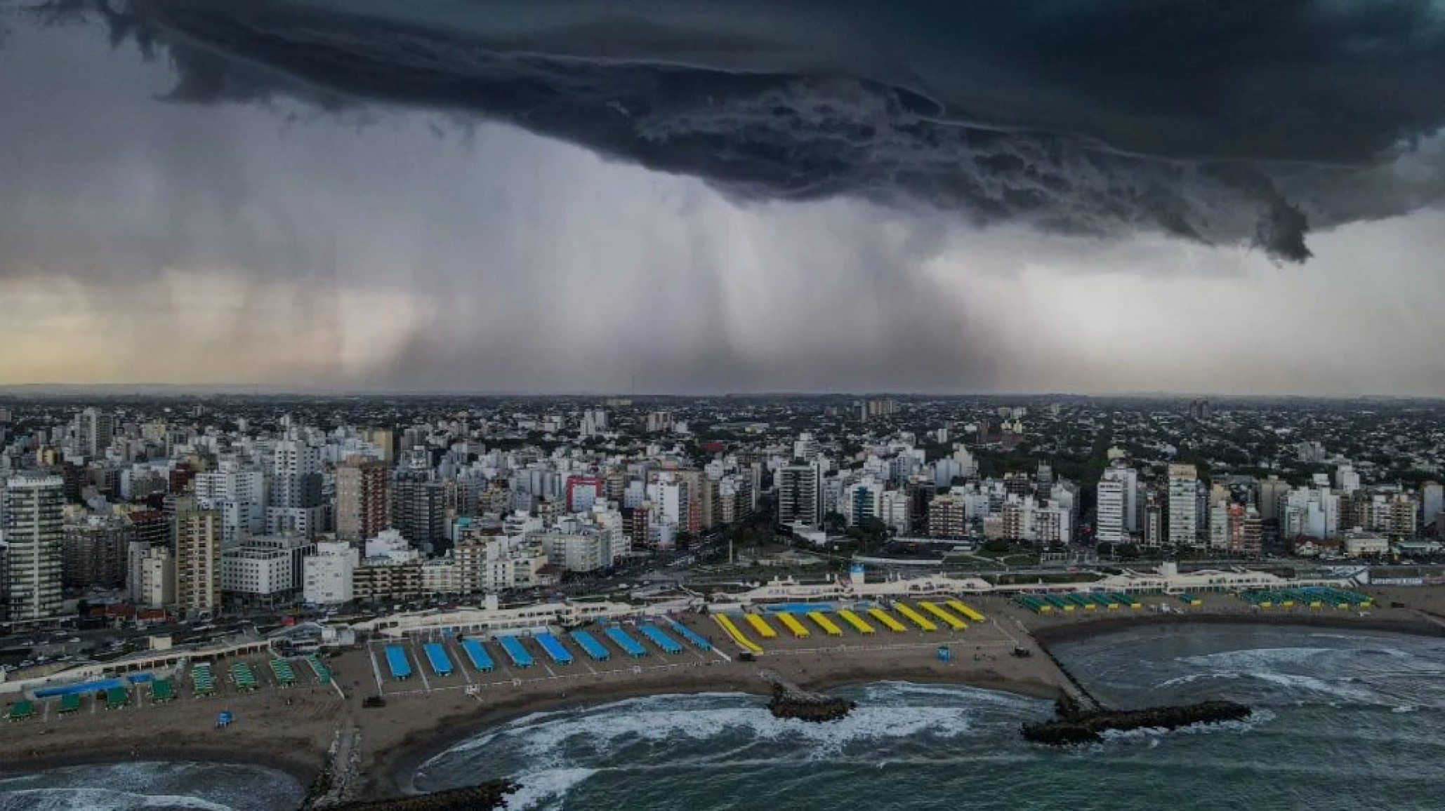 Doble alerta meteorológica en Mar del Plata por tormentas severas