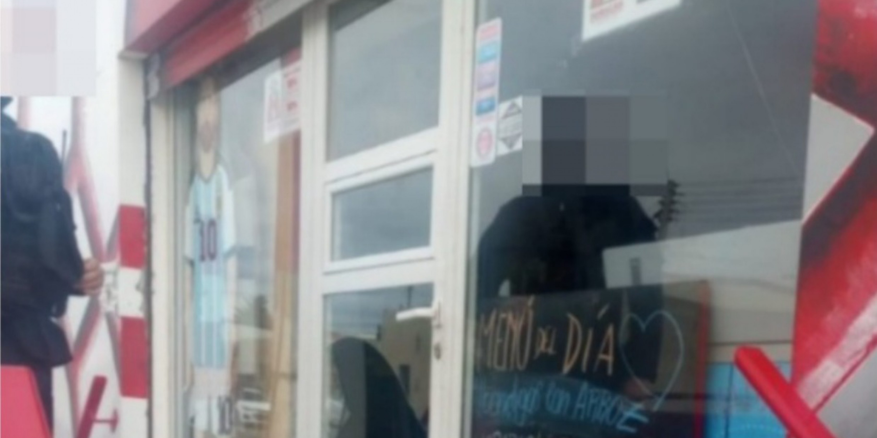 Robo en kiosco de Huracán: Destrozaron la vidriera y saquearon mercadería