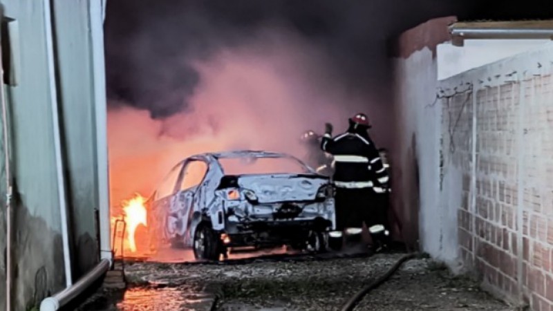Un incendio consumió un Peugeot 408: El dueño se despertó por el olor a quemado