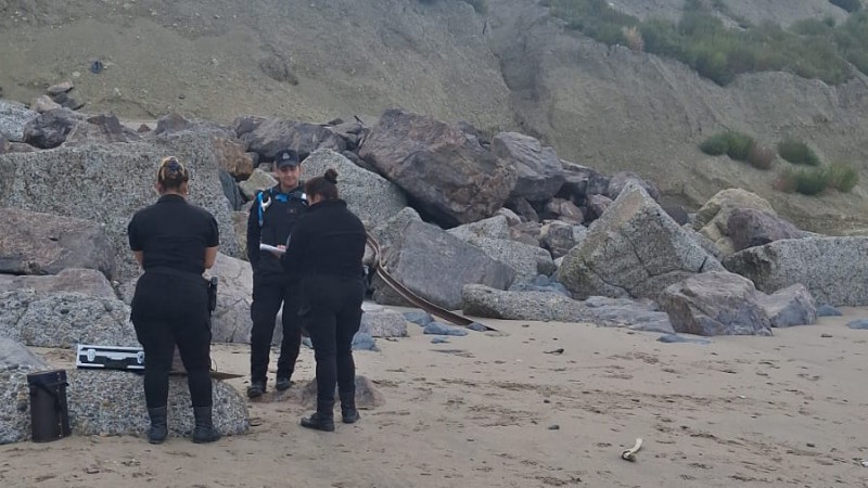 Hallaron restos óseos humanos en la costanera de Comodoro
