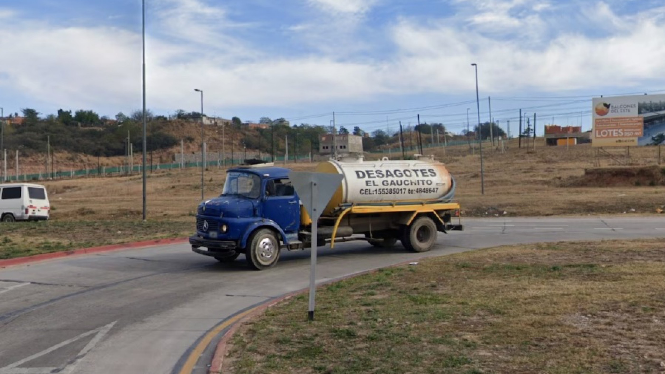 Tragedia en Córdoba: un adolescente se peleó con su novia, se tiró a la ruta y murió tras ser atropellado por un camión