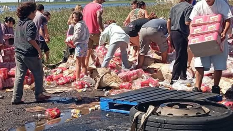 Camionero de Comodoro volcó en Buenos Aires y saquearon su carga de cerveza