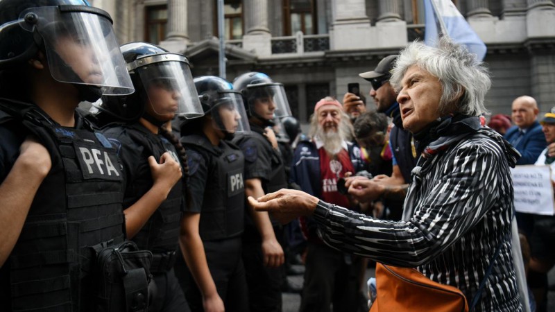 Hinchas de fútbol acompañaron la marcha de los jubilados: detenidos, gases lacrimógenos y uso excesivo de la fuerza