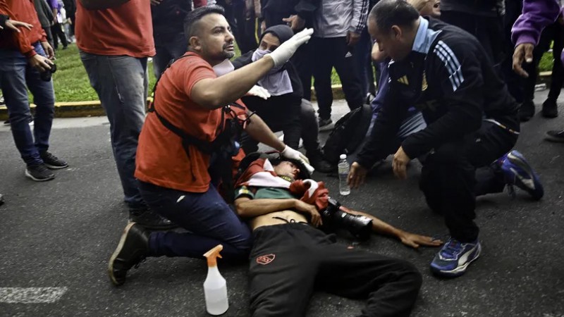 Violencia en el Congreso: un fotógrafo gravemente herido y más de 100 detenidos