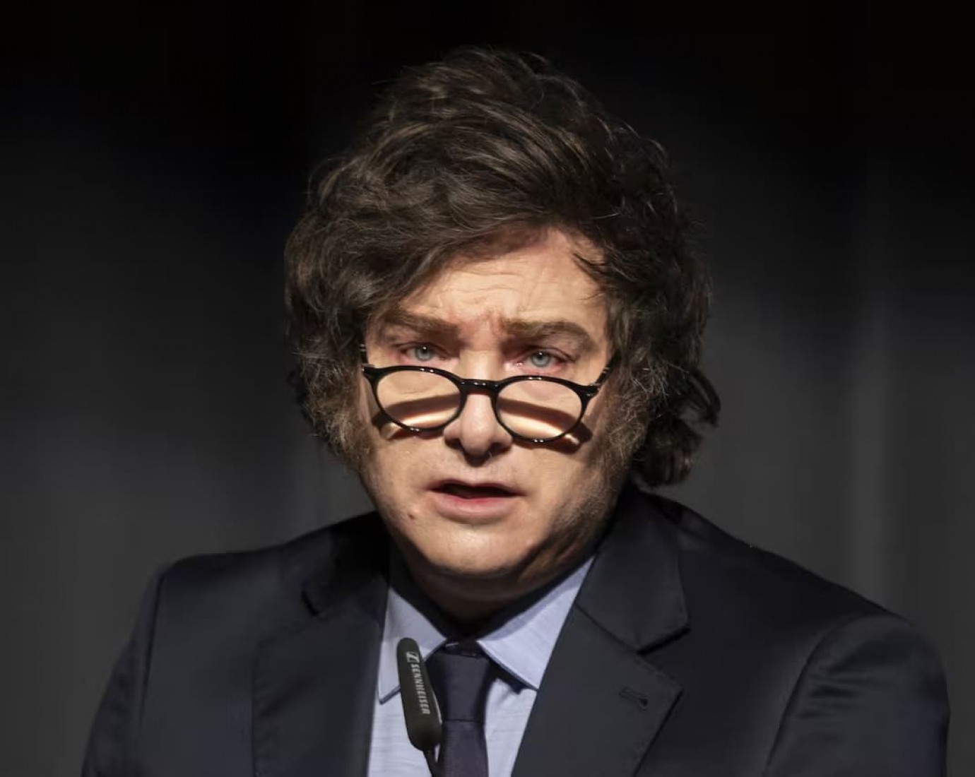 Javier Milei suspendió su viaje a España por la "delicada situación" en Argentina