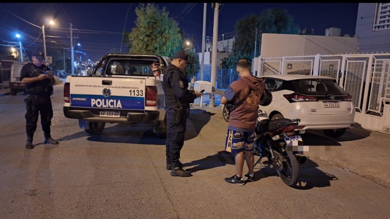 Vecinos denunciaron a un motociclista sospechoso y la policía le secuestró la moto
