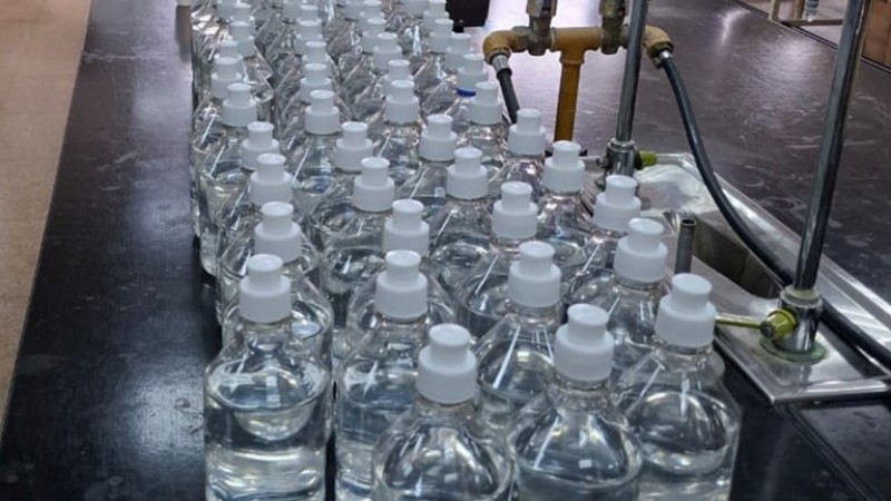La UNPSJB elaboró 53 litros de alcohol al 70% para donar a Bahía Blanca