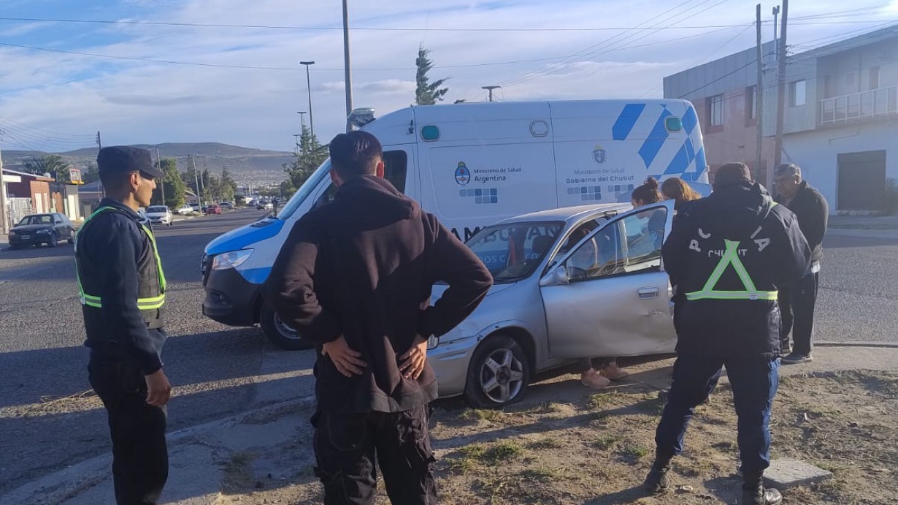 Choque en barrio Pueyrredón: una joven sufrió un golpe en la cabeza y fue trasladada al hospital