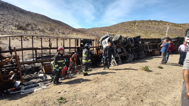 Un camión volcó en Bajada Minerales y un hombre debió ser rescatado por bomberos