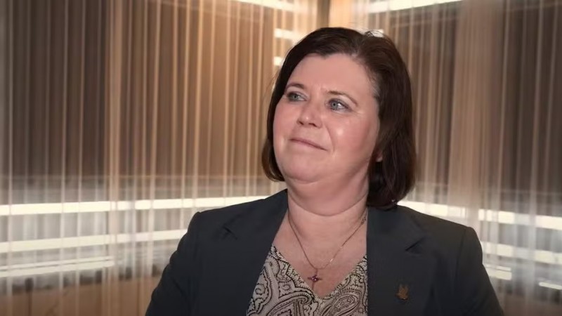 La Ministra de Educación de Islandia renunció tras revelarse que tuvo un hijo con un adolescente de 15 años