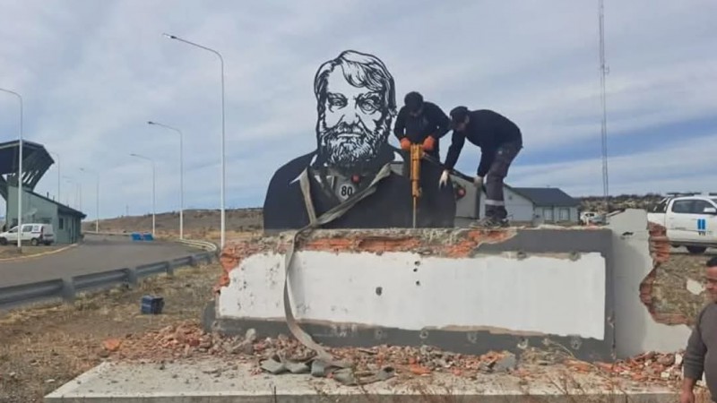El intendente de Río Gallegos afirmó que restituirán el monumento a Osvaldo Bayer destruido por Vialidad Nacional
