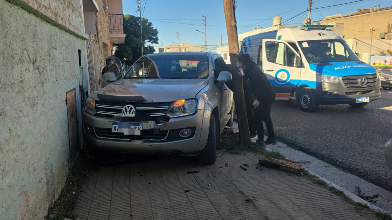 Un hombre se descompensó mientras manejaba y chocó