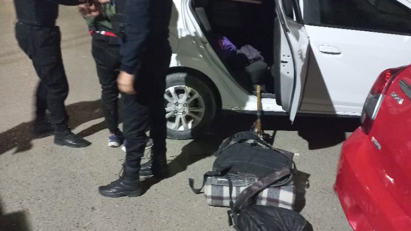 Un joven fue detenido tras romper el vidrio de un auto para robar