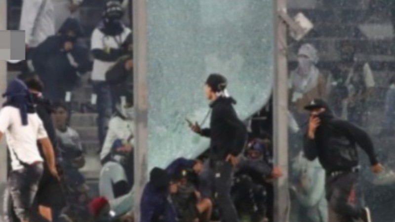 Tragedia en el estadio antes del Colo Colo-Fortaleza: murieron dos jóvenes en una avalancha