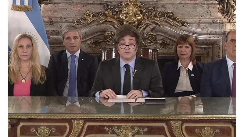 Denuncian a Milei y Caputo por favorecer compra de dólares a $1.097,50 antes del anuncio de la banda cambiaria