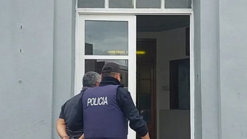 Encontró su auto rayado, entró a un local y agredió a tres empleados