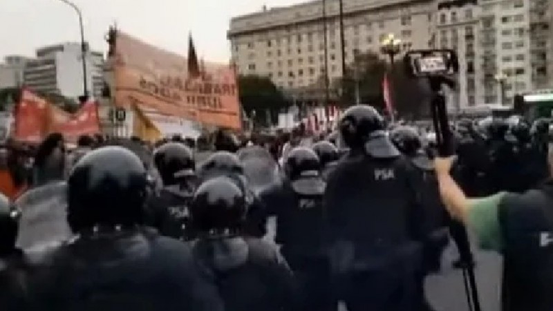 Reprimieron con gases lacrimógenos en la marcha de jubilados contra el ajuste de Milei