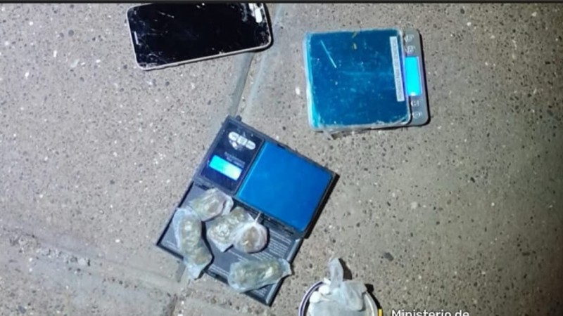 Patrullaje sorpresa: los agarraron con marihuana, cocaína y balanzas