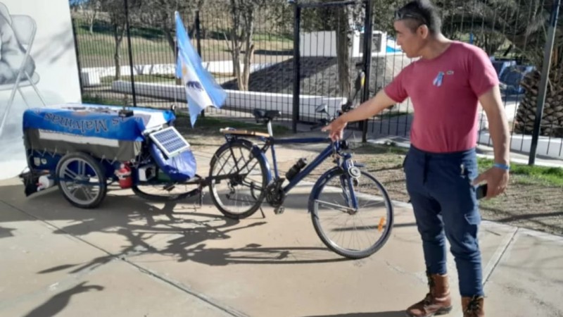 En bicicleta solar y con la bandera en alto: Víctor recorre el país en honor a Malvinas