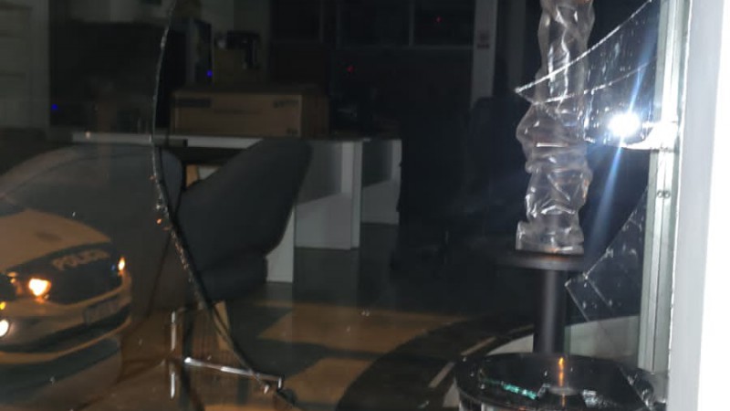 Destrozó un vidrio de un local comercial y fue detenido por la policía tras una persecución