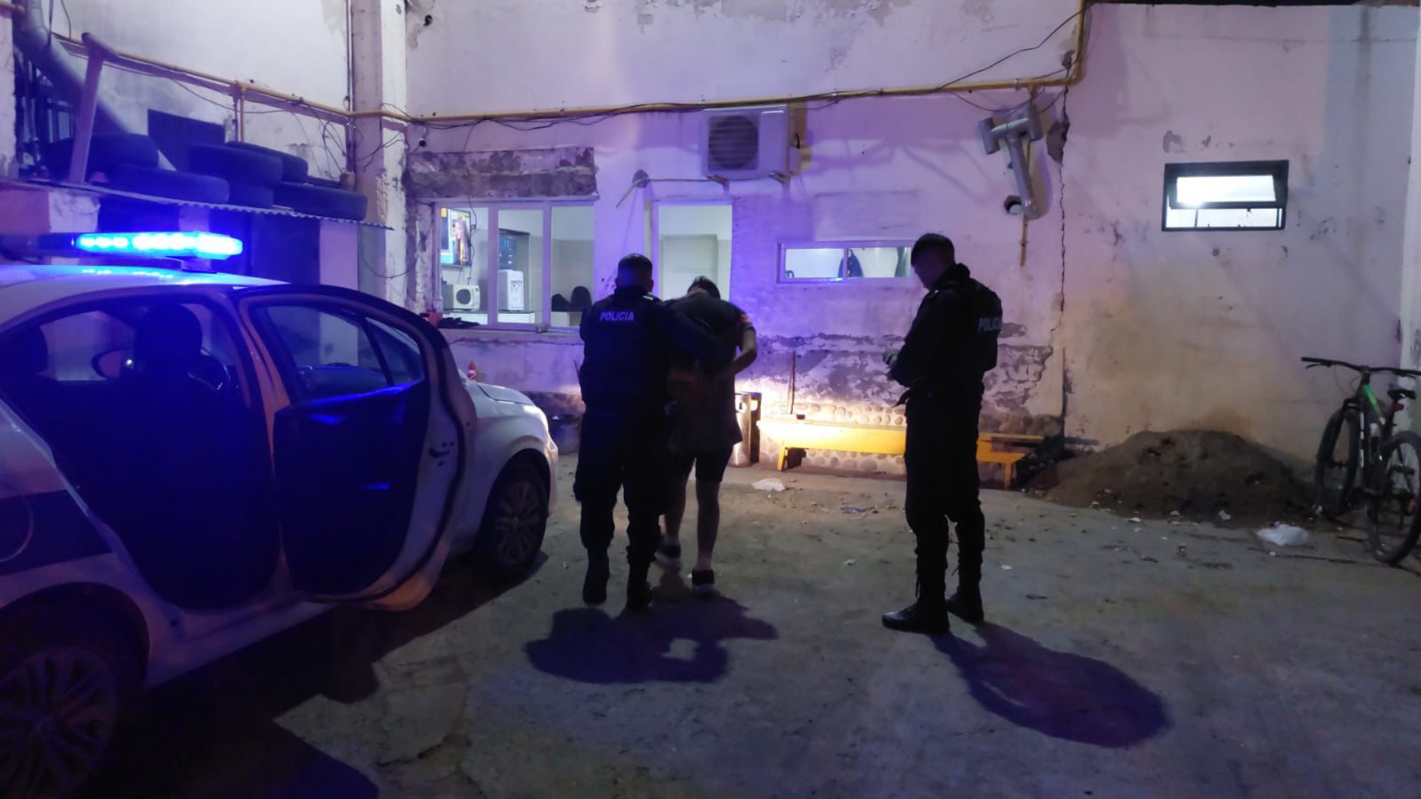 Violenta agresión a policías en el barrio Pueyrredón terminó con dos detenidos