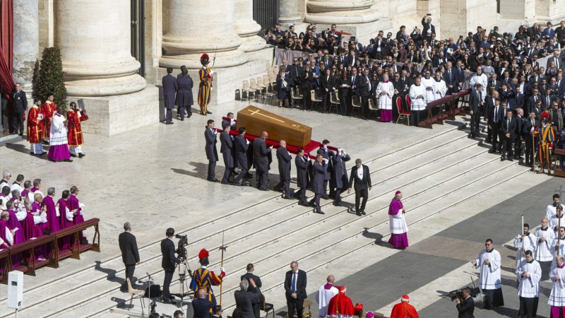Comenzó el funeral: miles de fieles despiden al Papa Francisco en una Plaza San Pedro desbordada