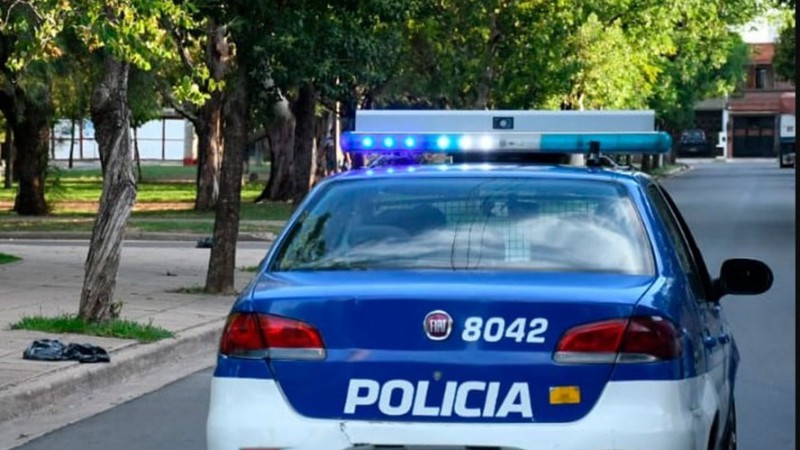 Iban tres personas en una moto y chocaron con un colectivo: murió una adolescente de 15 años
