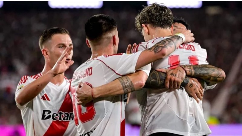 Con cuatro goles y gran nivel, River goleó a Vélez y enfrentará a Barracas Central en octavos