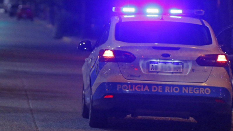 Una mujer intentó empujar a su hija a la ruta: ciclistas evitaron la tragedia