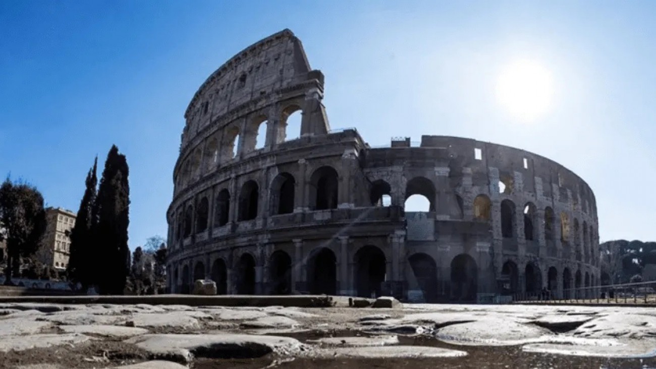 Intentó sacarse una selfie en el Coliseo, cayó y se incrustó en una reja: grave un turista
