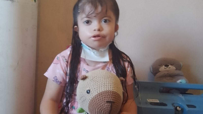 La mamá de Ámbar consiguió las autorizaciones de la obra social y la nena será operada