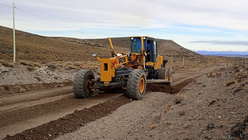 Continúan los trabajos de mantenimiento en la RN 260 hacia Lago Blanco y el límite con Chile