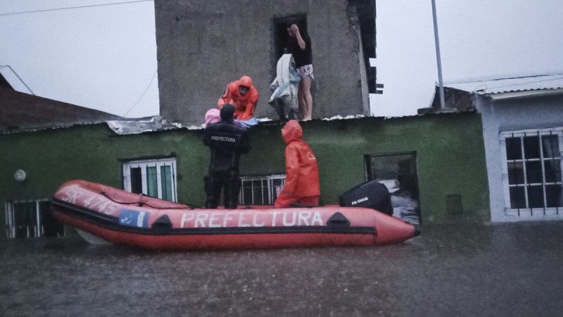 Buenos Aires bajo el agua: Colapsan rutas nacionales por las intensas lluvias