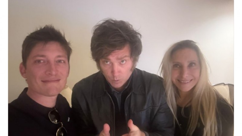 Milei y una foto que es más un mensaje que una realidad