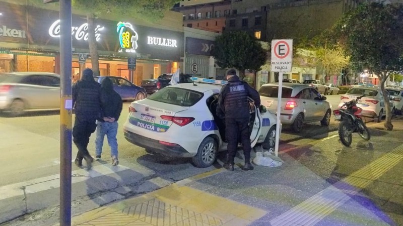 Descontrol en La Anónima: detenidos por romper los baños del patio de comidas