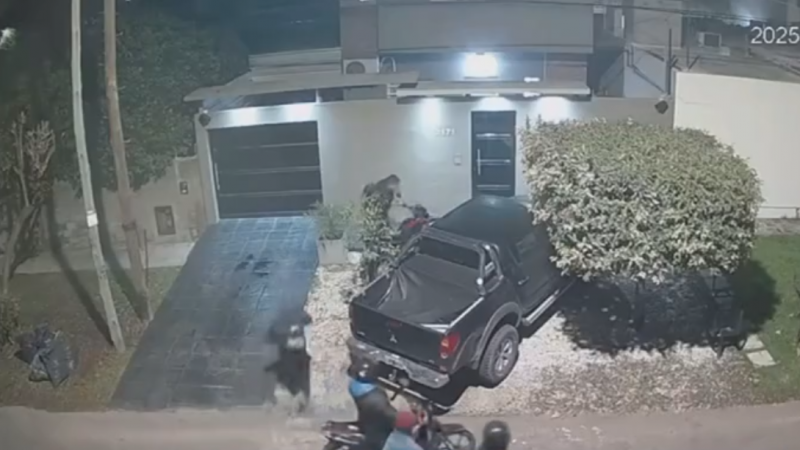 Video: un hombre enfrentó a las piñas a cuatro motochorros y evitó el robo de su motocicleta