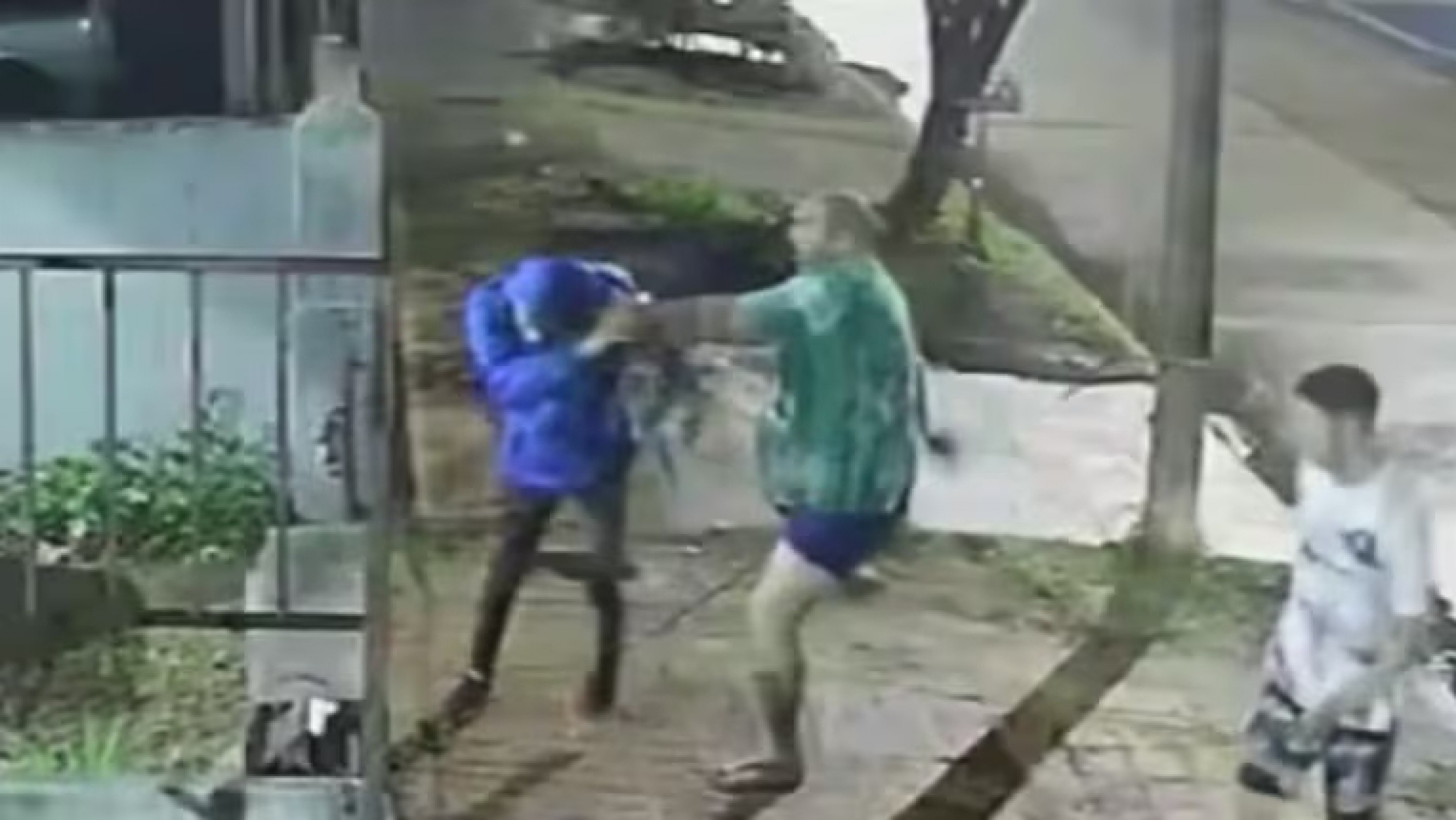 Video: un vecino salió en calzoncillos a frenar un robo y le dio una paliza al ladrón