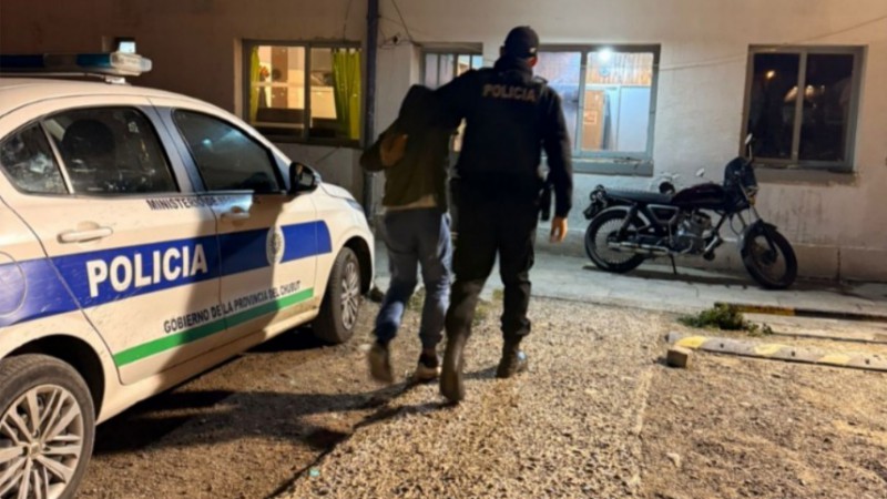 El taxista se negó a llevarlos y le patearon el auto: dejaron abolladuras y fueron retenidos por otros choferes