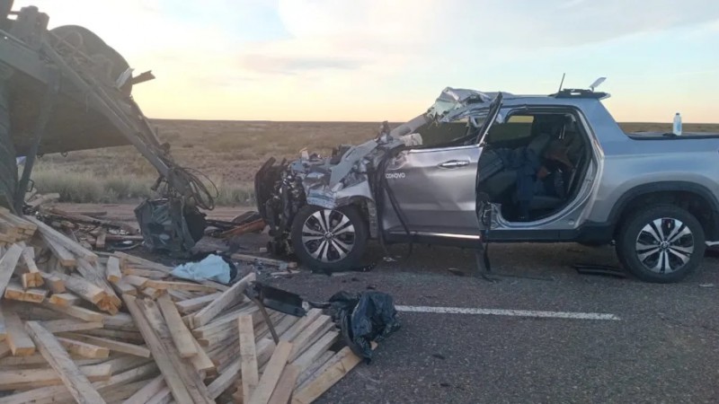 Grave accidente en Ruta 6: un hombre en grave estado tras volcar con su camión